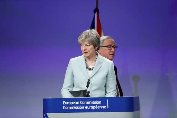 La première ministre britannique, Theresa May, et le président de la Commission européenne, Jean-Claude Juncker, à Bruxelles, le 8 décembre 2017.