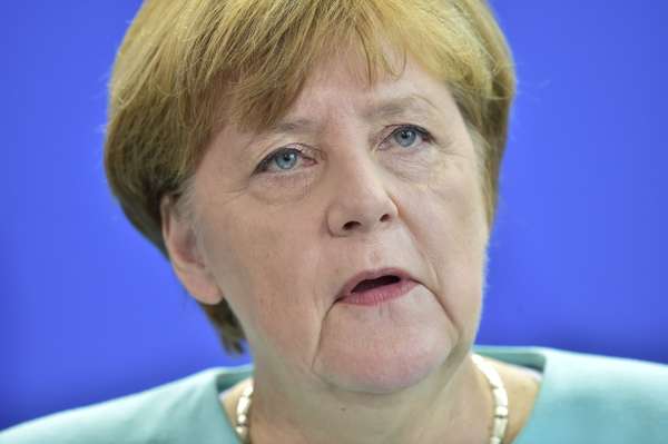 La chancelière allemande Angela Merkel a beau se sentir proche des Britanniques, elle cherche, dès le début de la crise, à préserver l’UE face à leurs exigences. Comme le président français d’alors, François Hollande, elle comprend dès 2016 que David Cameron s’est enfermé dans un jeu politique interne.