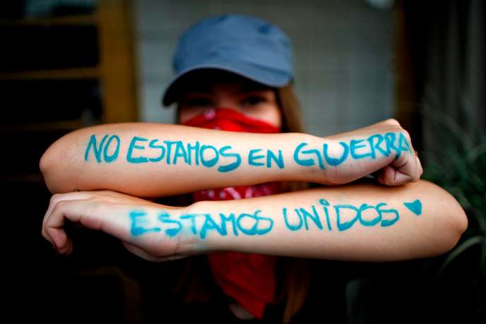 « Nous ne sommes pas en guerre, nous sommes unis » a inscrit sur ses bras une manifestante à Santiago, au Chili, le 25 octobre.