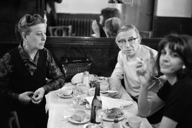 Gisèle Halimi (à droite), avec Simone de Beauvoir et Jean-Paul Sartre dans un restaurant parisien, en mai 1970.