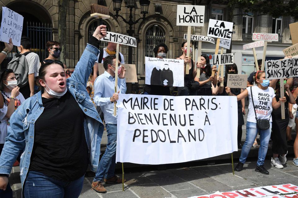 L'organisation féministe «Nous Toutes» et des élues d'EE-LV lors d'une mobilisation le 23 juillet à Paris pour protester contre la nomination de Gérald Darmanin à Beauvau et de Christophe Girard à la maire de Paris.