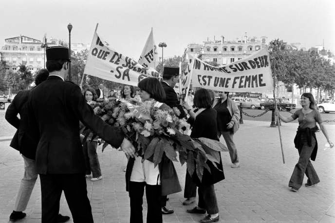 Des manifestantes clament « qu’il y a encore plus inconnu que le soldat inconnu, sa femme », sur la place de l’Etoile, à Paris, le 26 août 1970.