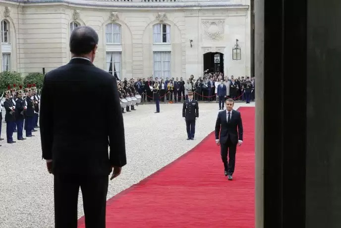 François Hollande (de dos) accueille Emmanuel Macron pour la cérémonie de passation des pouvoirs au palais de l’Elysée, le 14 mai 2017.