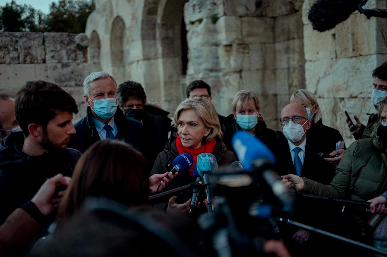 Valérie Pécresse, candidate LR à la présidentielle, est en déplacement à Athènes, le 14 janvier 2022, pour parler des questions d’immigration. Elle est accompagnée par Michel Barnier, Nadine Morano et Eric Ciotti.