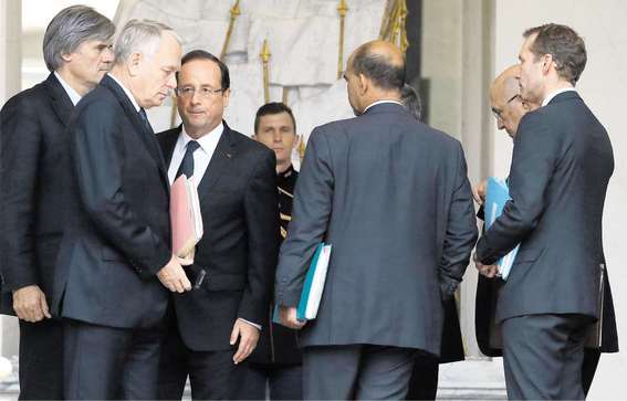 Jean-Marc Ayrault et François Hollande, à la sortie du conseil des ministres, mercredi 24 octobre.