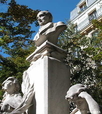 la statue de Comte, place de la Sorbonne 